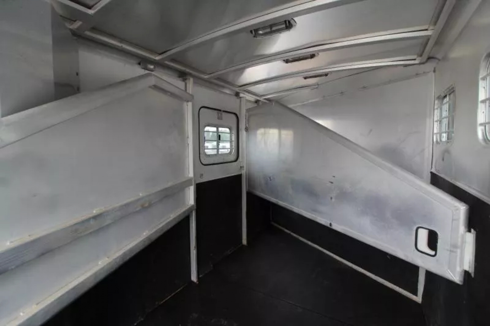 Used PRICE REDUCED $600- 2000 Exiss Trailers XT-300 - Large Dressing Room - Rear tack - 3 Horse Trailer