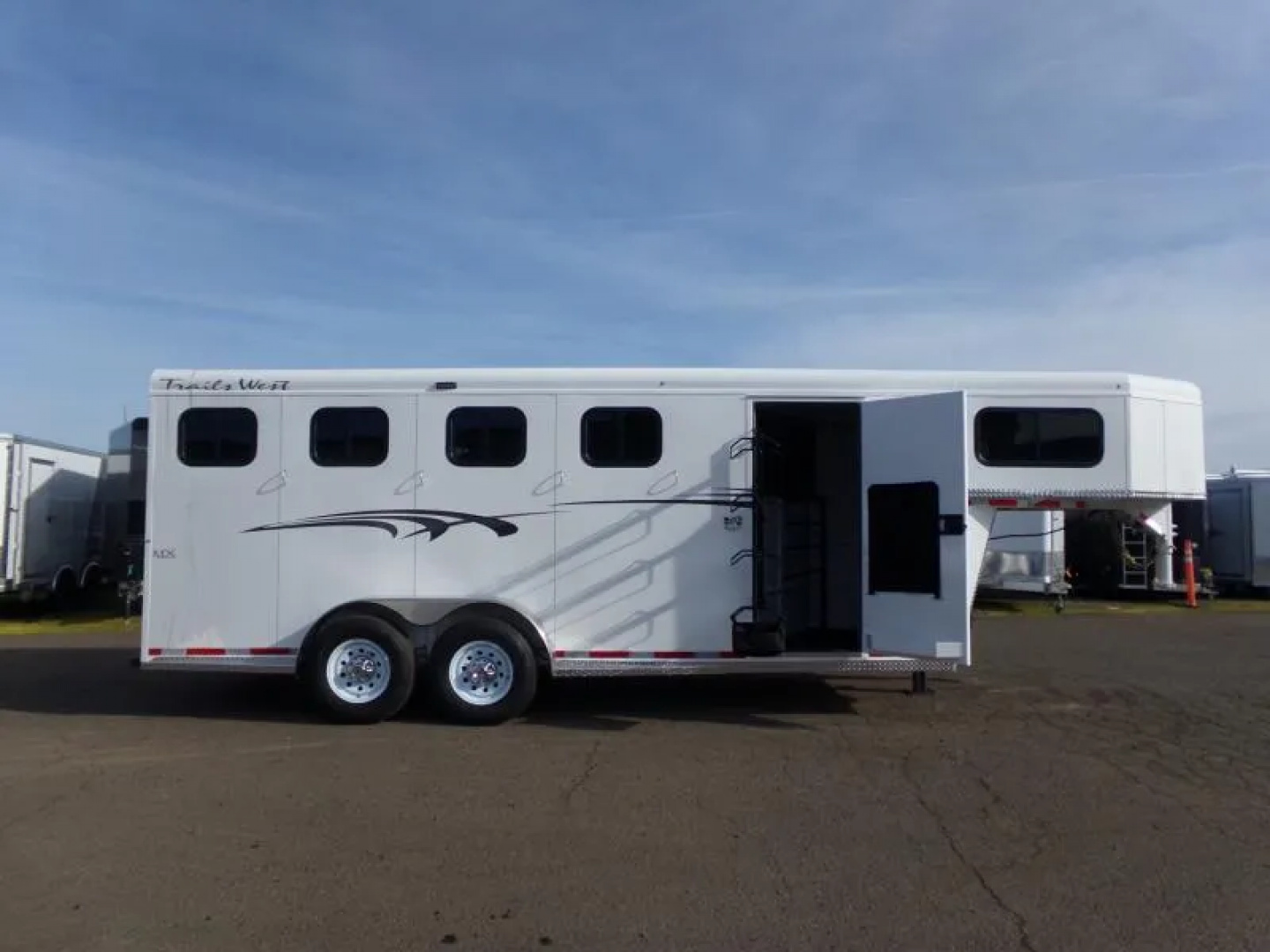 New 2026 Trails West Adventure MX 4 horse Gooseneck Trailer-water tank-rubber mats in tack room-rear gate windows-star caps