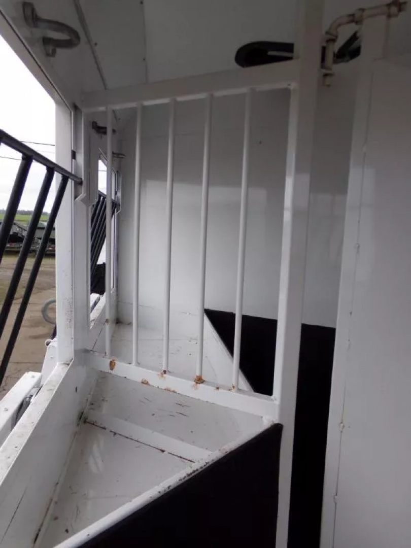 Used 2009 Trails West Sierra 2 Horse GN-Midtack Conversion Partial LQ-Sink/Stovetop/Fridge/Freezer/Shower Area/Pass-Thru Door