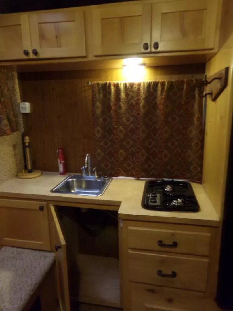 Used 2009 Trails West Sierra 2 Horse GN-Midtack Conversion Partial LQ-Sink/Stovetop/Fridge/Freezer/Shower Area/Pass-Thru Door