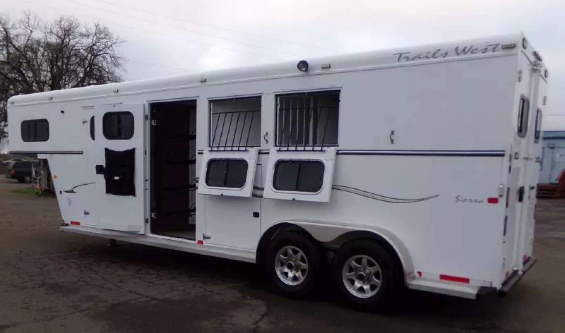 Used 2009 Trails West Sierra 2 Horse GN-Midtack Conversion Partial LQ-Sink/Stovetop/Fridge/Freezer/Shower Area/Pass-Thru Door