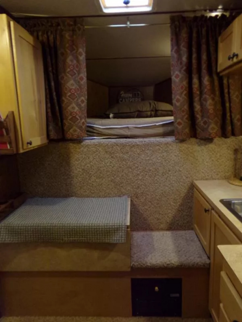 Used 2009 Trails West Sierra 2 Horse GN-Midtack Conversion Partial LQ-Sink/Stovetop/Fridge/Freezer/Shower Area/Pass-Thru Door