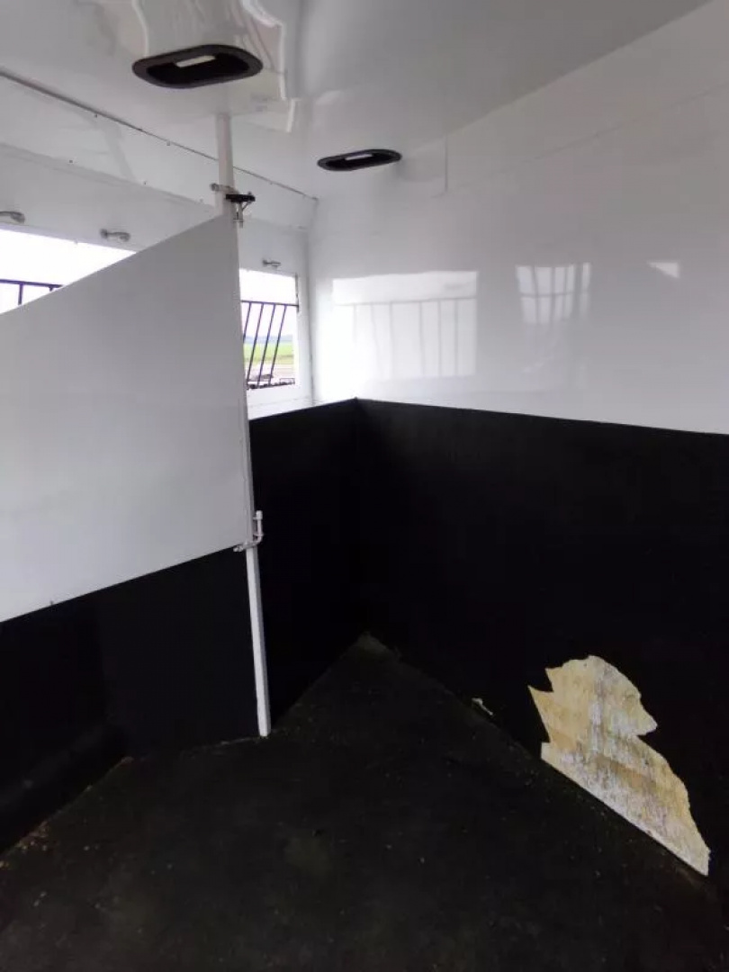 Used 2009 Trails West Sierra 2 Horse GN-Midtack Conversion Partial LQ-Sink/Stovetop/Fridge/Freezer/Shower Area/Pass-Thru Door