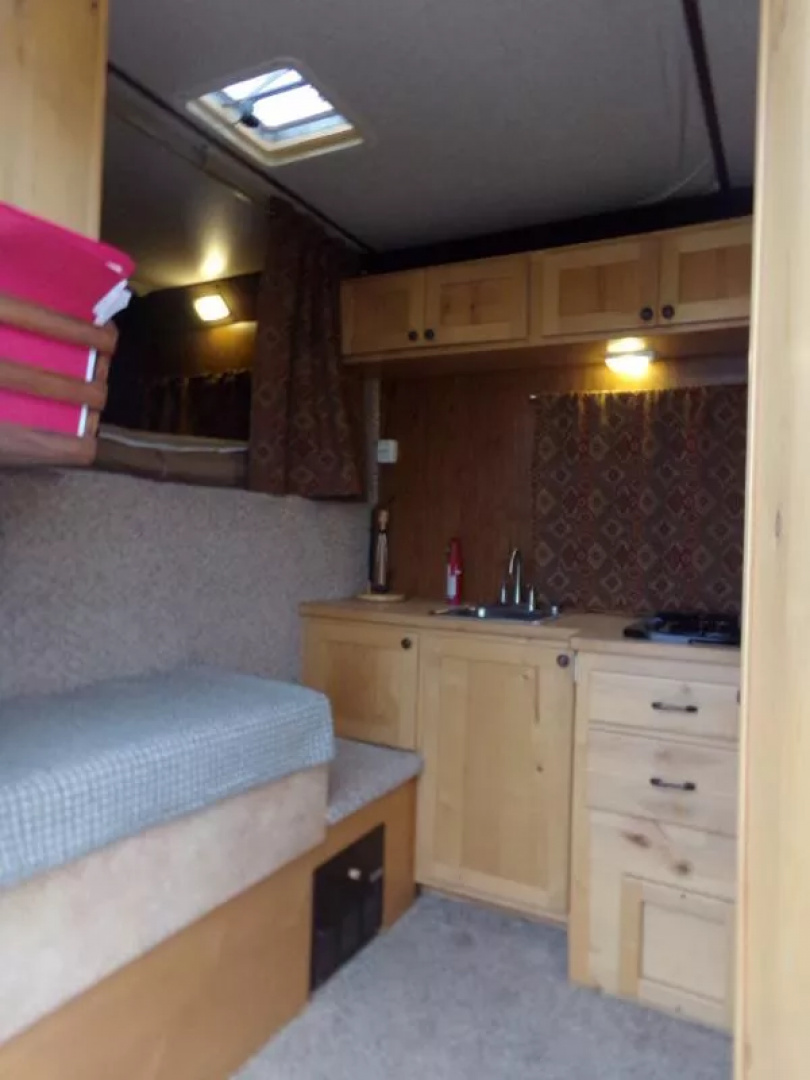 Used 2009 Trails West Sierra 2 Horse GN-Midtack Conversion Partial LQ-Sink/Stovetop/Fridge/Freezer/Shower Area/Pass-Thru Door