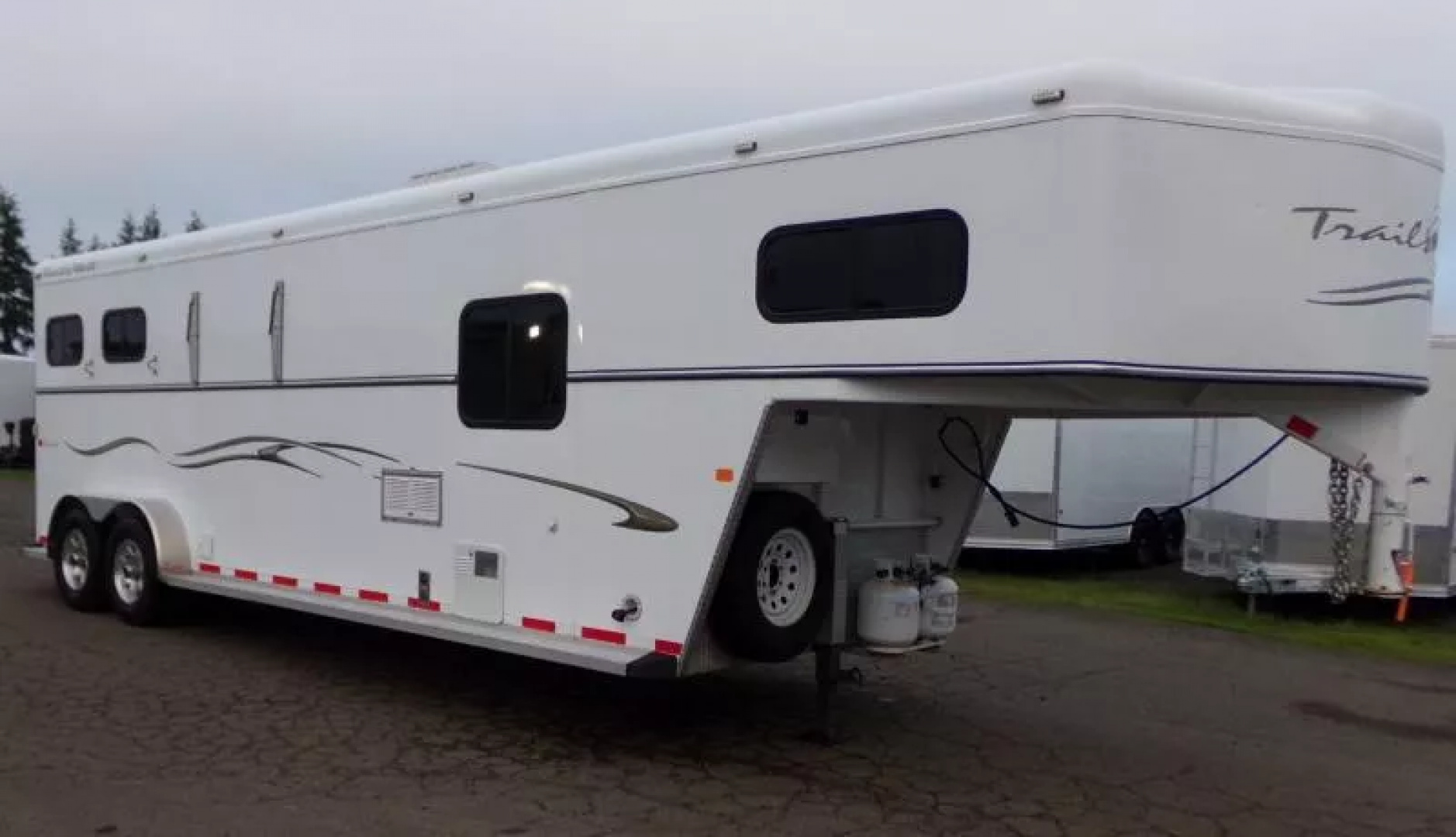 Used 2009 Trails West Sierra 2 Horse GN-Midtack Conversion Partial LQ-Sink/Stovetop/Fridge/Freezer/Shower Area/Pass-Thru Door