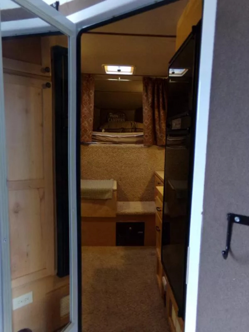 Used 2009 Trails West Sierra 2 Horse GN-Midtack Conversion Partial LQ-Sink/Stovetop/Fridge/Freezer/Shower Area/Pass-Thru Door