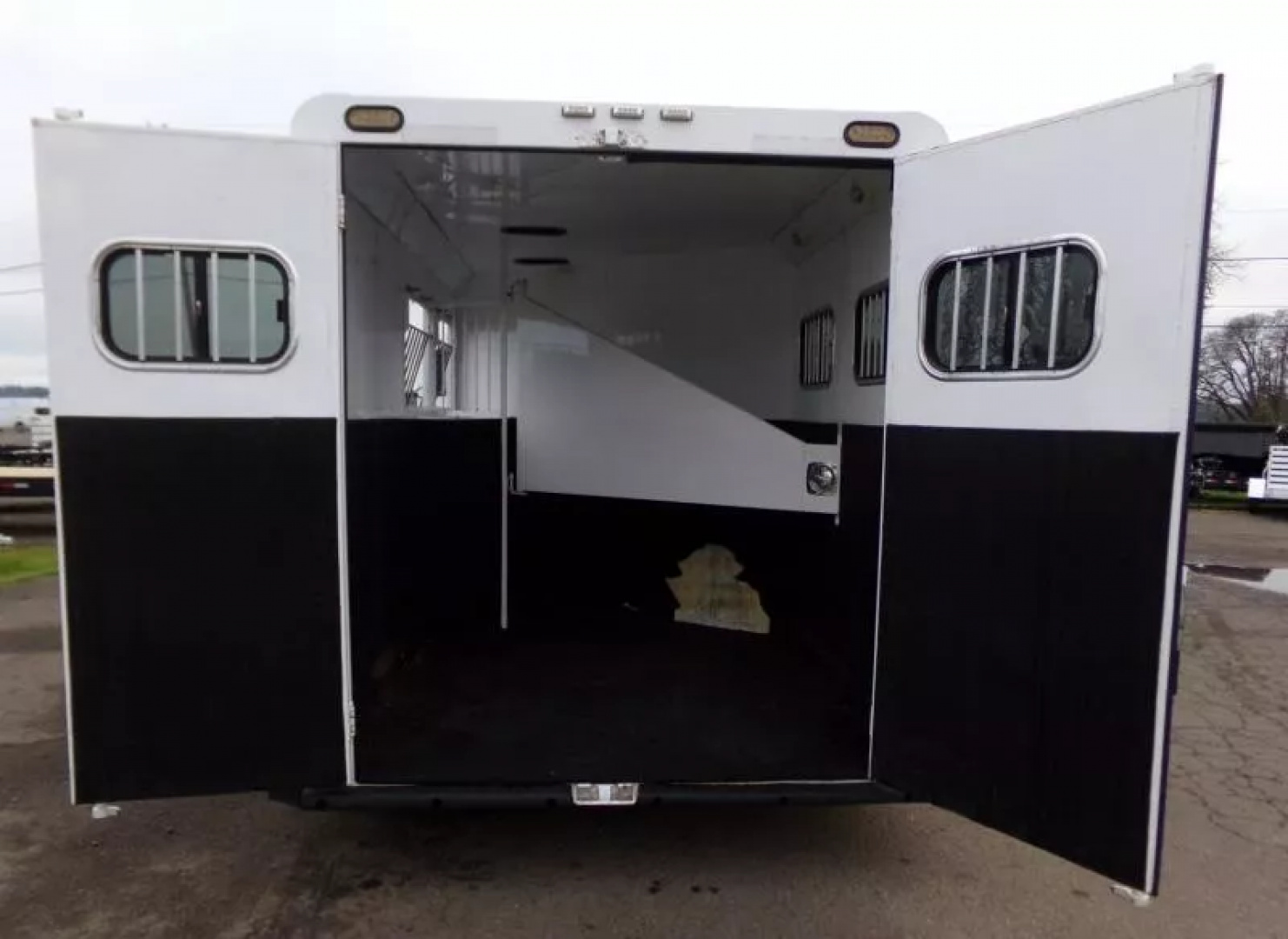 Used 2009 Trails West Sierra 2 Horse GN-Midtack Conversion Partial LQ-Sink/Stovetop/Fridge/Freezer/Shower Area/Pass-Thru Door