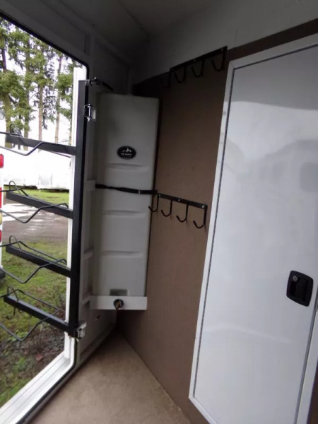 Used 2009 Trails West Sierra 2 Horse GN-Midtack Conversion Partial LQ-Sink/Stovetop/Fridge/Freezer/Shower Area/Pass-Thru Door