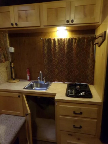 Used 2009 Trails West Sierra 2 Horse GN-Midtack Conversion Partial LQ-Sink/Stovetop/Fridge/Freezer/Shower Area/Pass-Thru Door