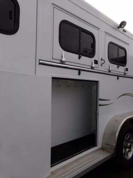 Used 2009 Trails West Sierra 2 Horse GN-Midtack Conversion Partial LQ-Sink/Stovetop/Fridge/Freezer/Shower Area/Pass-Thru Door