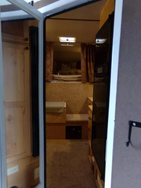 Used 2009 Trails West Sierra 2 Horse GN-Midtack Conversion Partial LQ-Sink/Stovetop/Fridge/Freezer/Shower Area/Pass-Thru Door