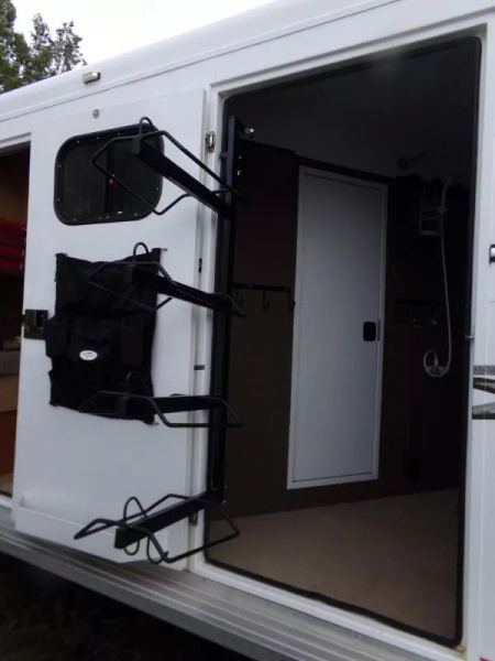 Used 2009 Trails West Sierra 2 Horse GN-Midtack Conversion Partial LQ-Sink/Stovetop/Fridge/Freezer/Shower Area/Pass-Thru Door