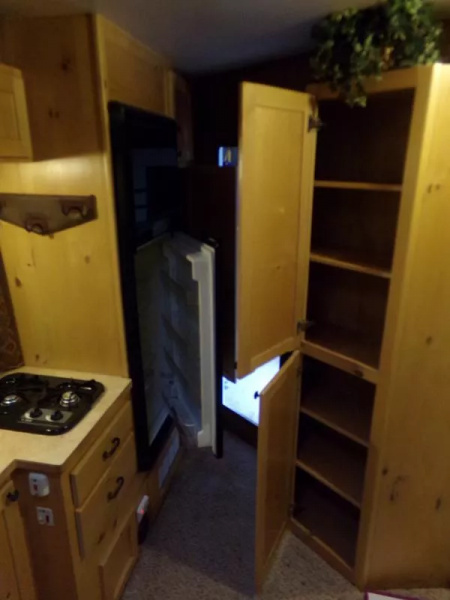 Used 2009 Trails West Sierra 2 Horse GN-Midtack Conversion Partial LQ-Sink/Stovetop/Fridge/Freezer/Shower Area/Pass-Thru Door