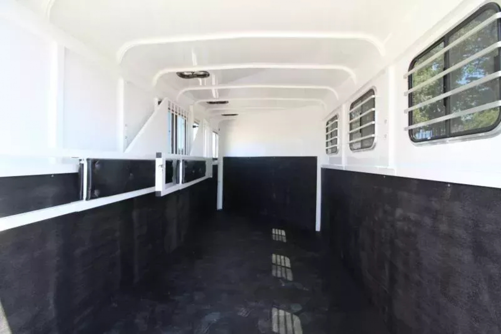 New 2026 Thuro-Bilt Renegade 3 Horse Trailer- 1' added length- Extra Divider Catch Horse Trailer