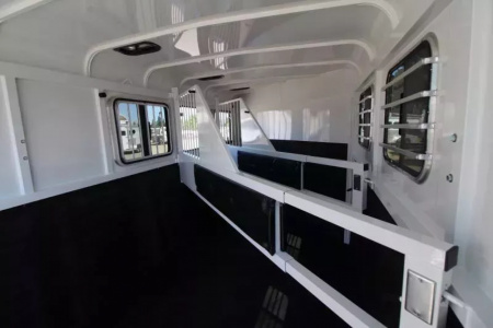 New 2026 Thuro-Bilt Renegade 3 Horse Trailer- 1' added length- Extra Divider Catch Horse Trailer