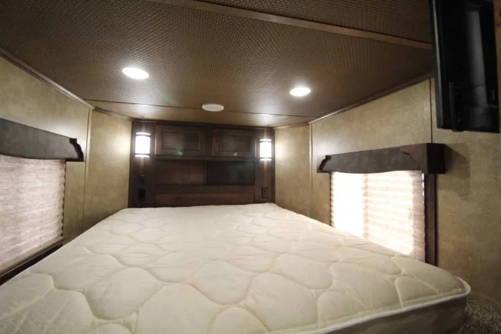 Used 2021 Merhow Next Gen 11' SW LQ w/ Slide Out -3 Horse Trailer - Stud Wall - Escape Door