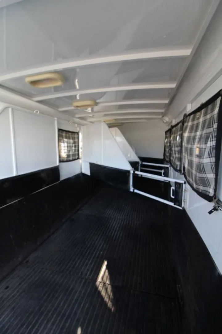 Used 2003 Logan Coach Qualifier 100X Horse Trailer