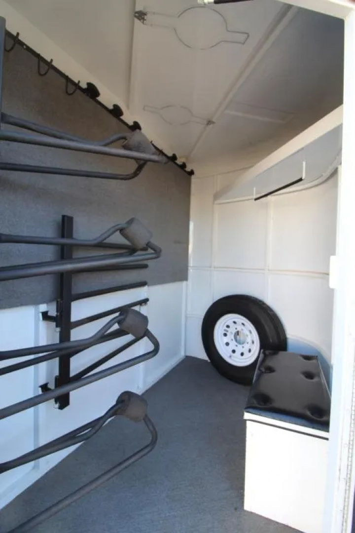 Used 2003 Logan Coach Qualifier 100X Horse Trailer