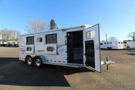 Used 2003 Logan Coach Qualifier 100X Horse Trailer