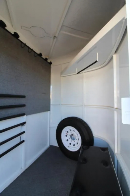 Used 2003 Logan Coach Qualifier 100X Horse Trailer