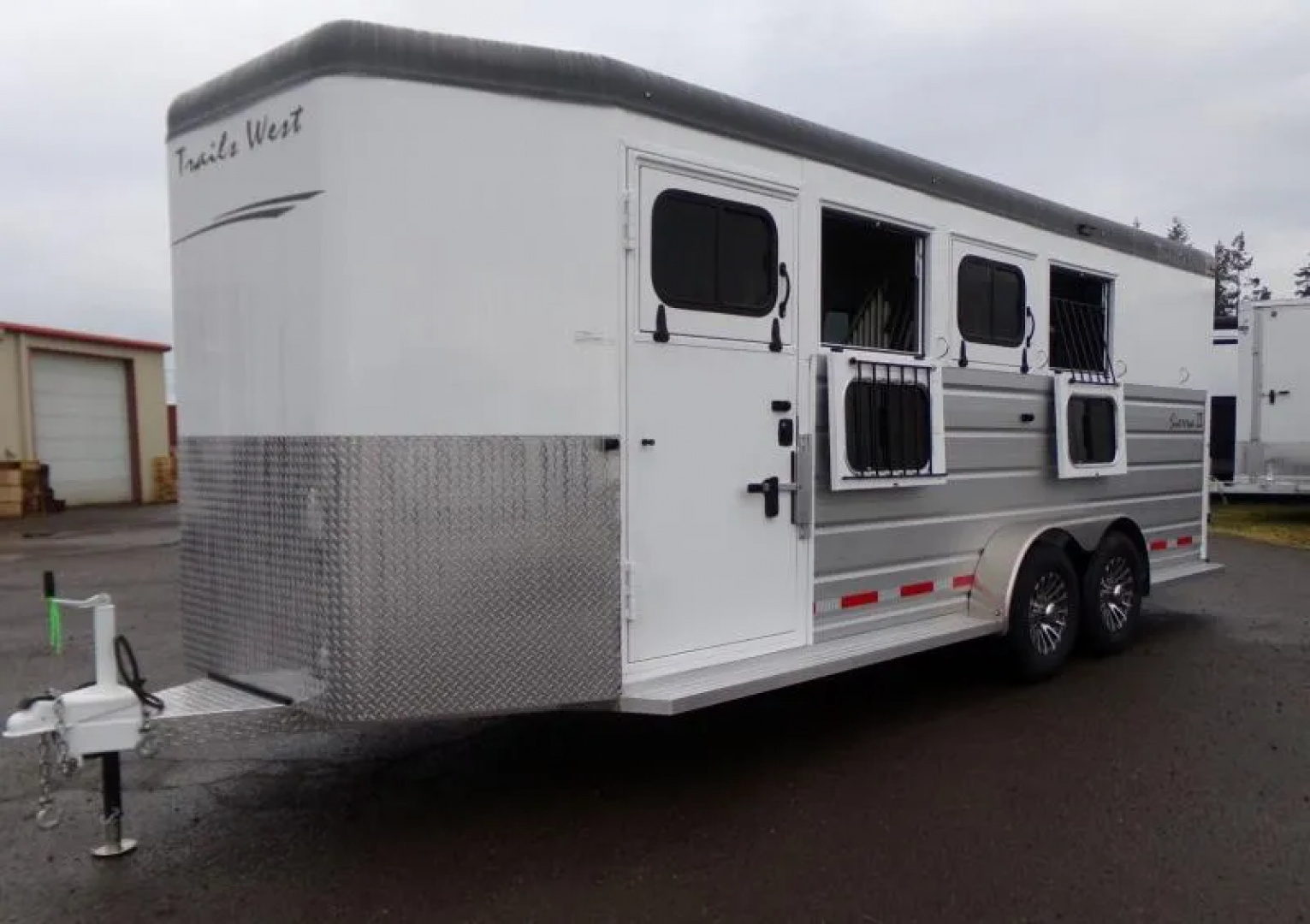 New 2026 Trails West Sierra II 4-Horse Bumper Trailer-Warmbood Height 7'5"-Rubber Mats in Tack Room-Stud Divider-Side Escape Door