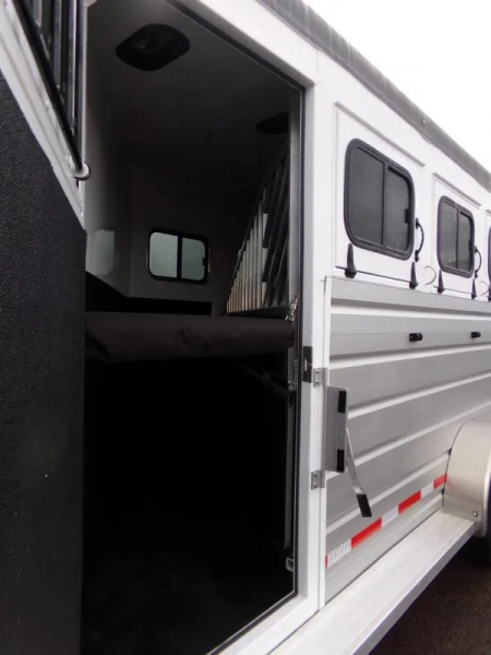 New 2026 Trails West Sierra II 4-Horse Bumper Trailer-Warmbood Height 7'5"-Rubber Mats in Tack Room-Stud Divider-Side Escape Door