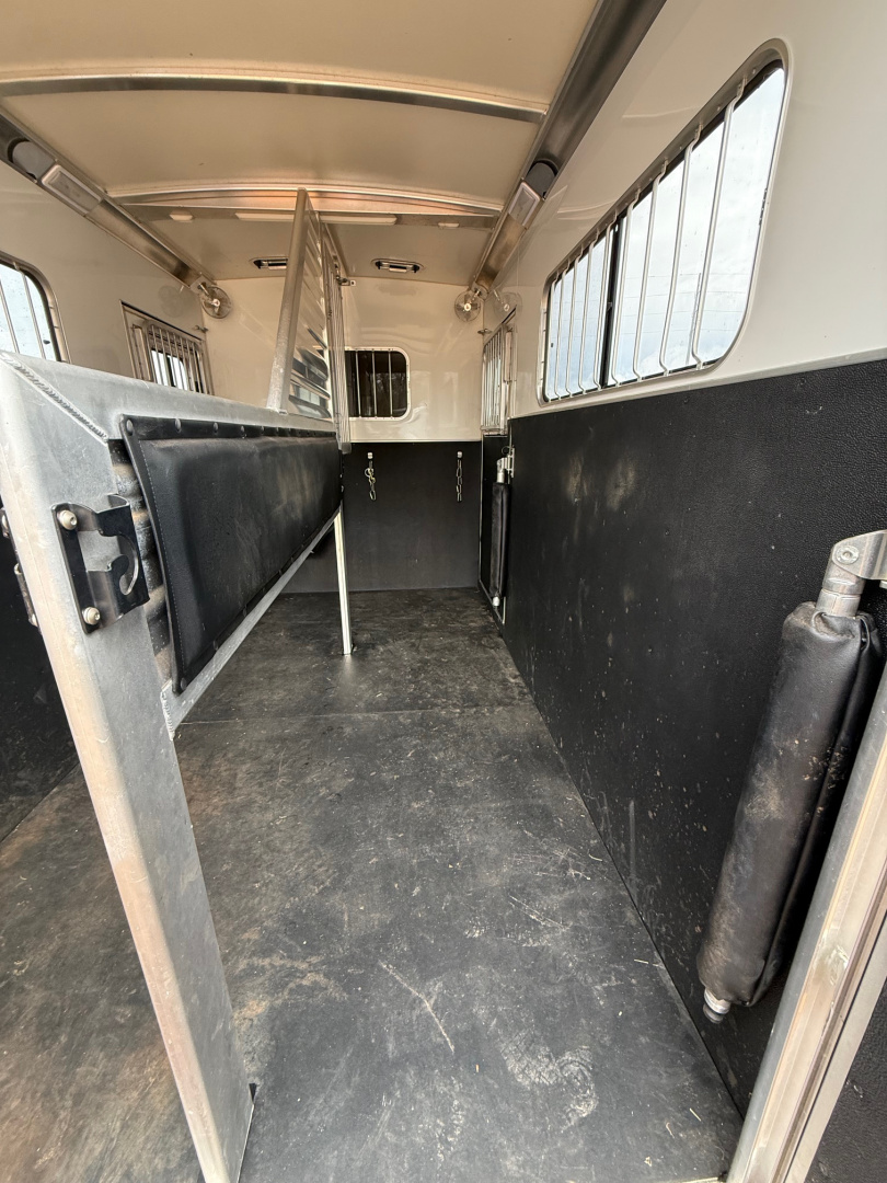 Consignment 2018 Cimarron Trailers Norstar NS2BT XL Horse Trailer