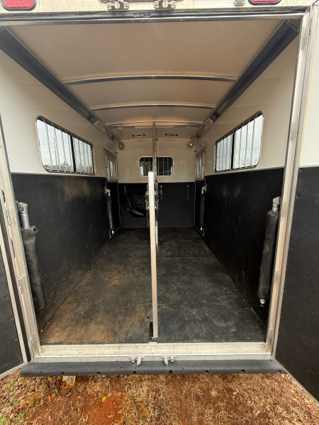 Consignment 2018 Cimarron Trailers Norstar NS2BT XL Horse Trailer