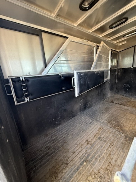 Used 2022 Logan Coach Bullseye 3H GN Horse Trailer