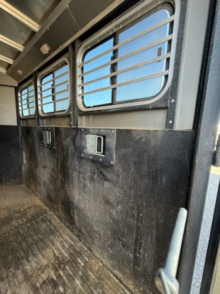 Used 2022 Logan Coach Bullseye 3H GN Horse Trailer