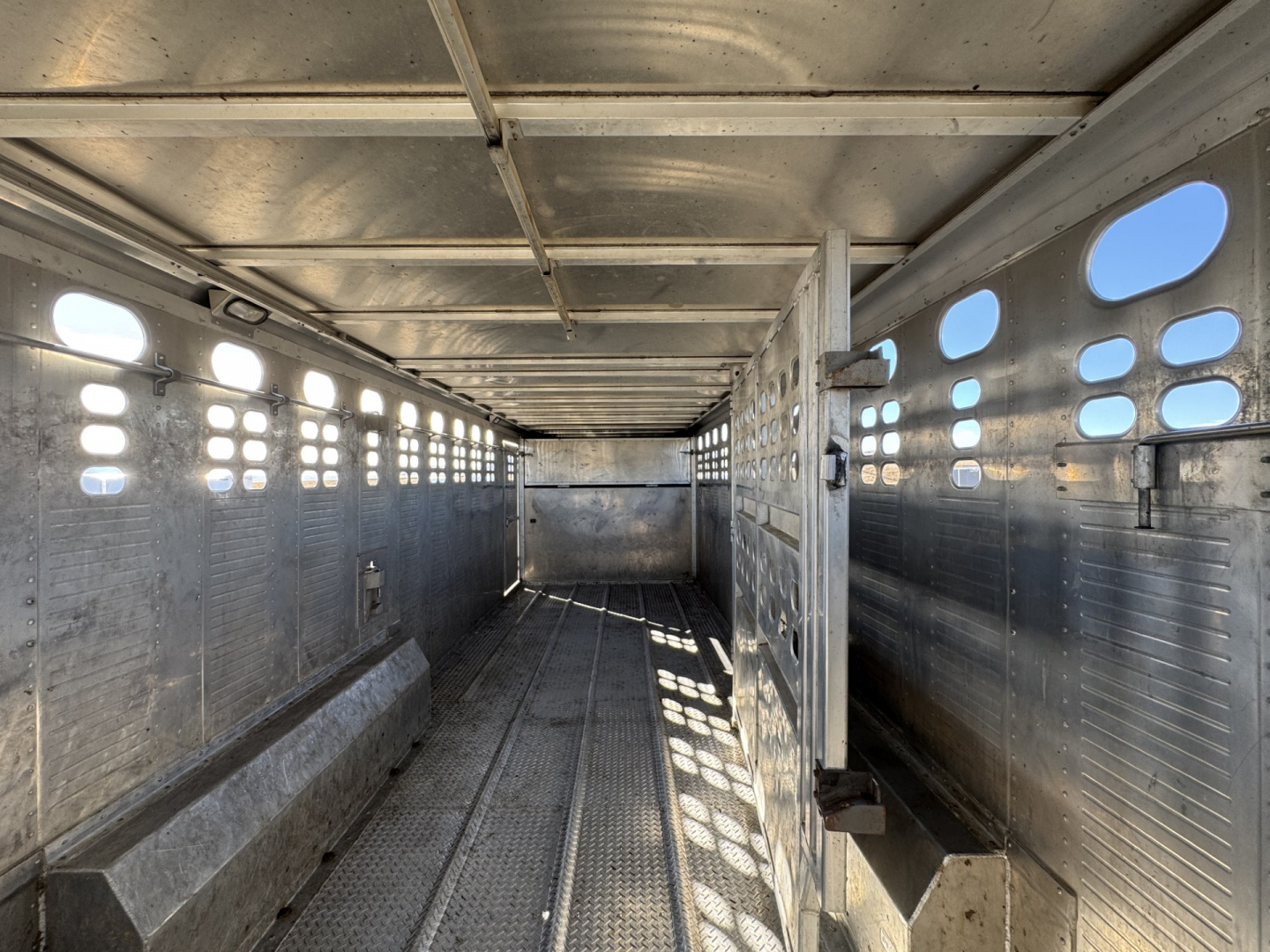 Used 2011 Wilson PSGN 9324 STOCK TRAILER