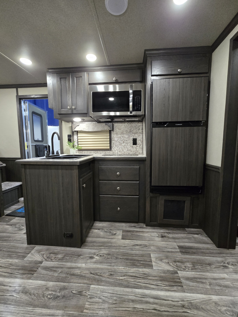 New 2026 Merhow Stampede 4 Horse LQ Trailer