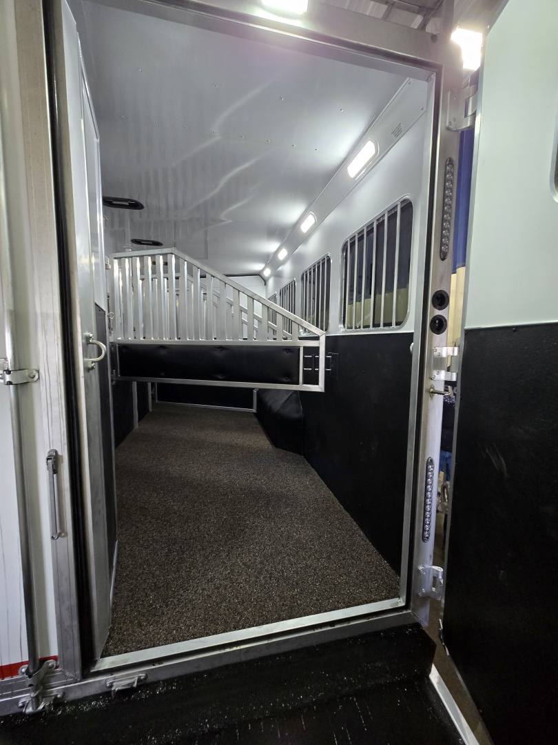 New 2026 Merhow Stampede 4 Horse LQ Trailer