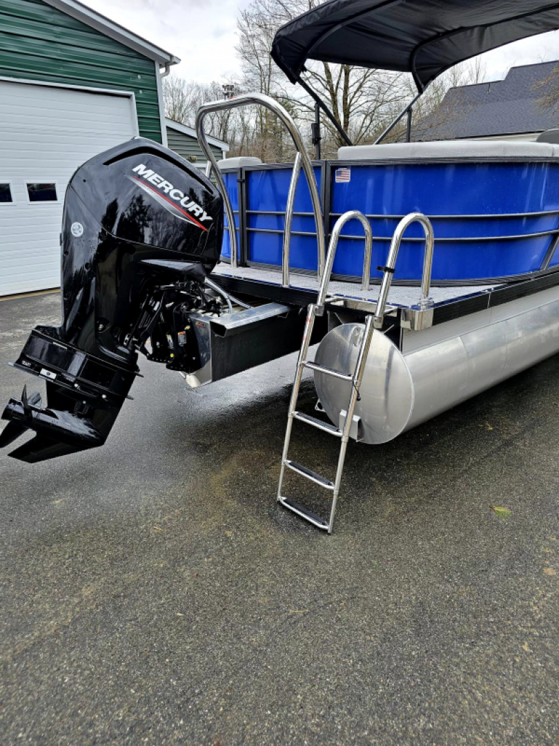 New 2024 P 24 Limited quad lounger - Massimo