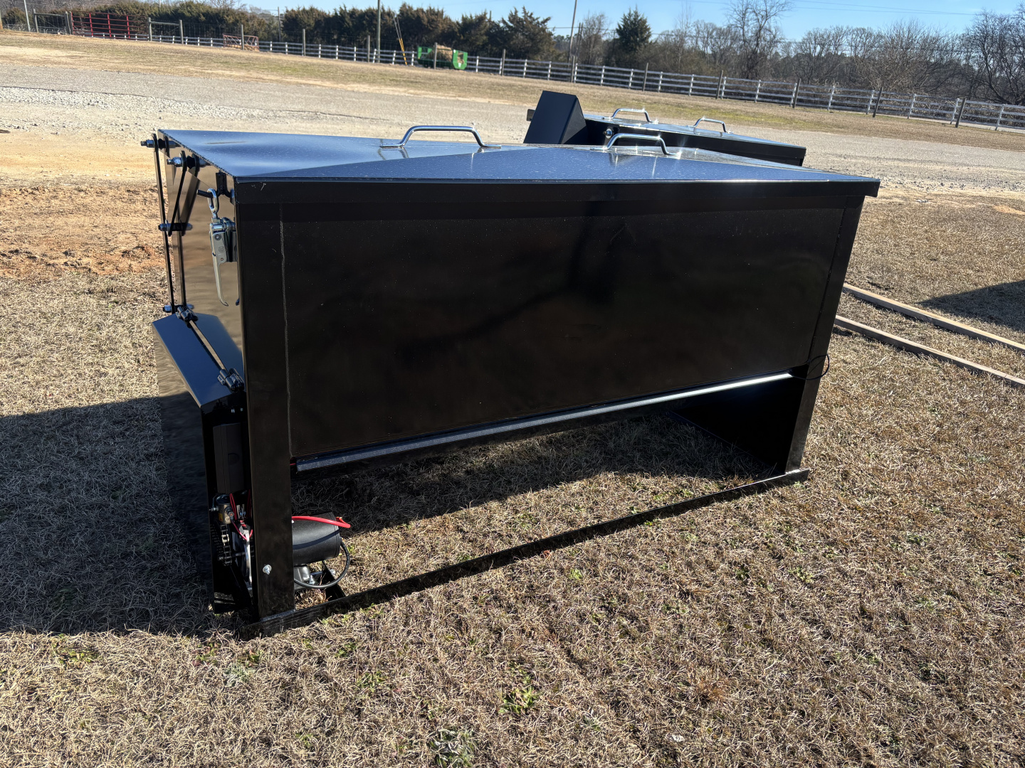 New 2026 Other 1250 lb. Feeder *Hydraulic Chute* Farm / Ranch