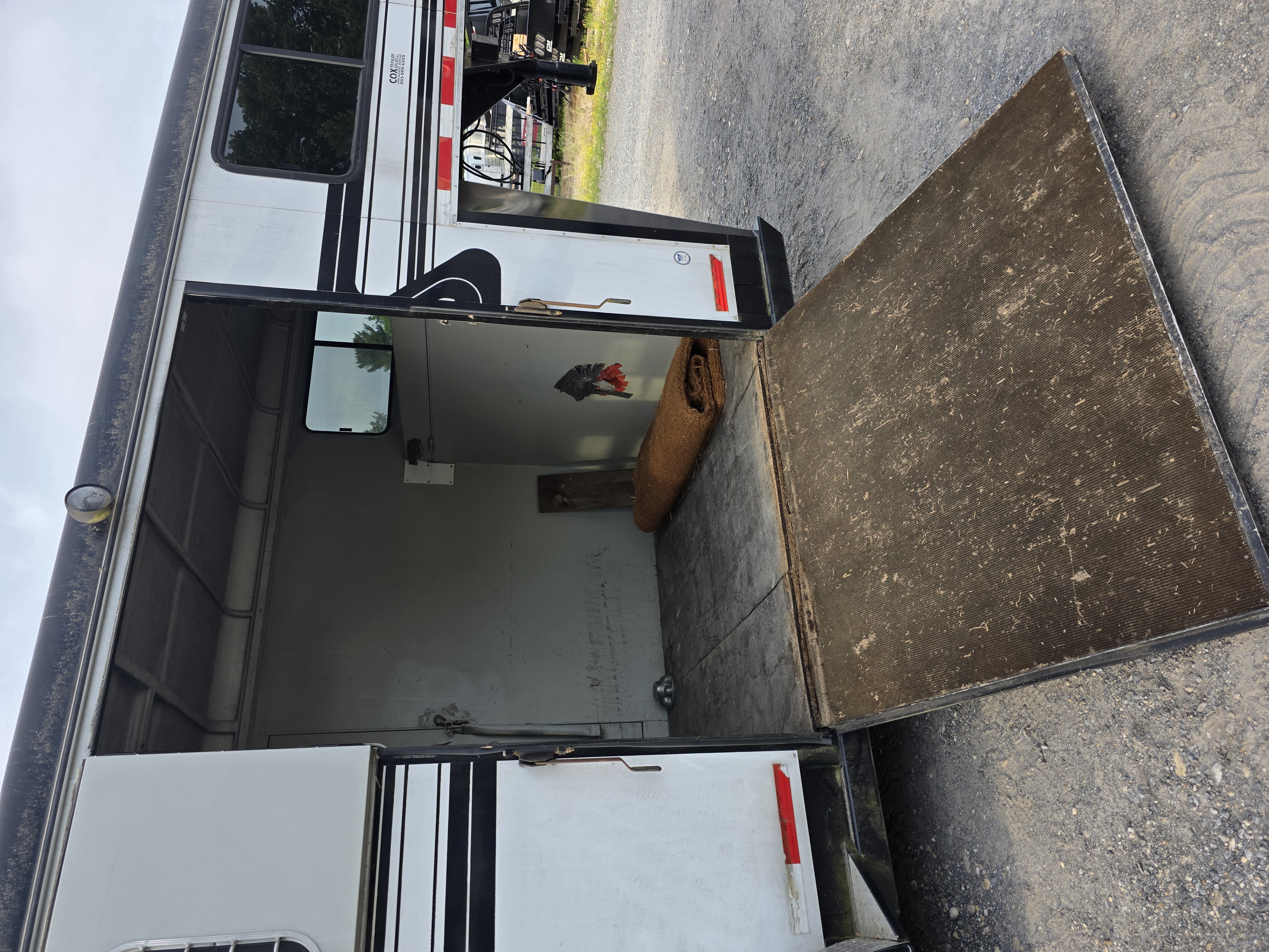 Used 2005 Hawk 2h gn side unload Horse Trailer