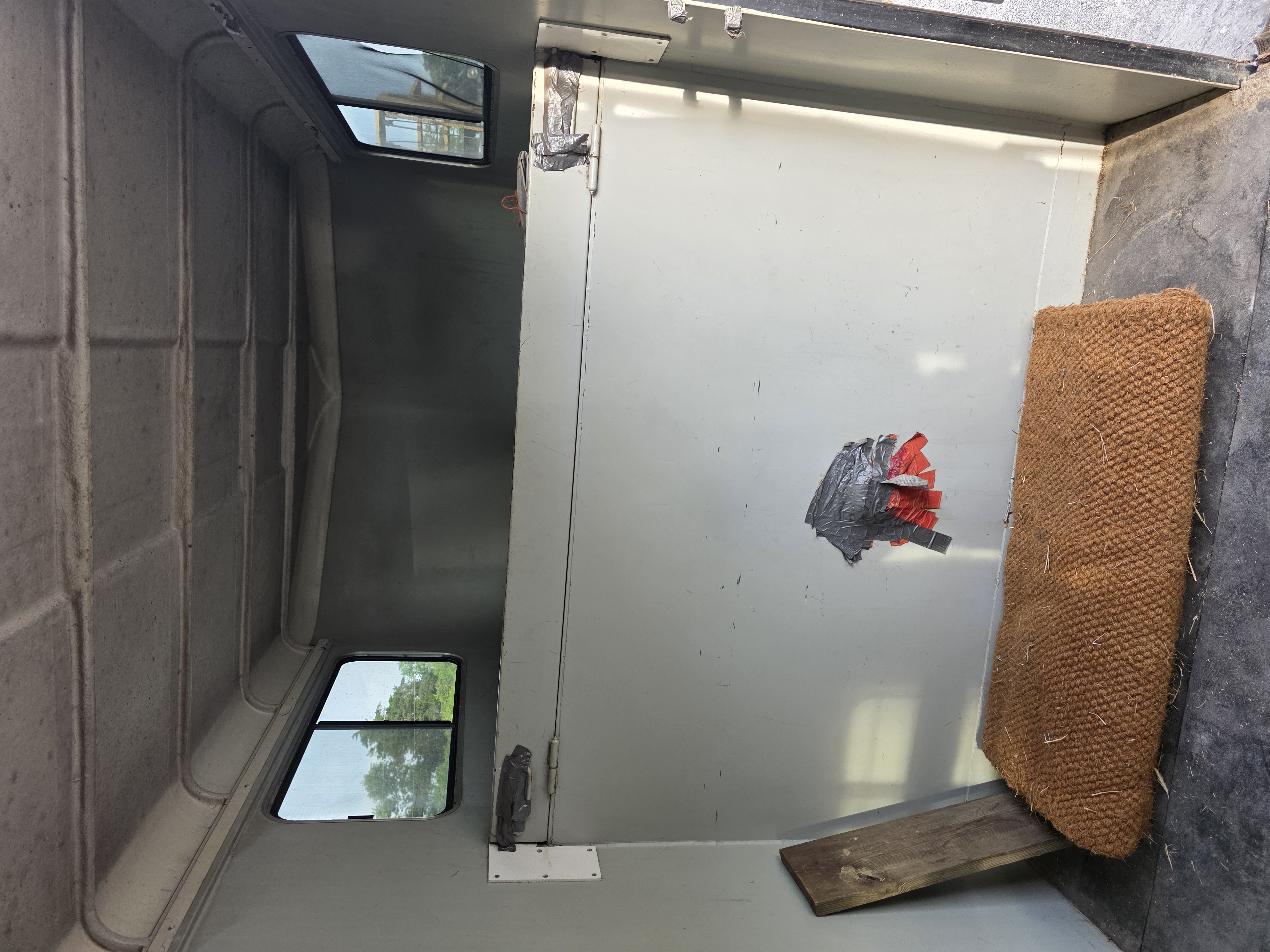 Used 2005 Hawk 2h gn side unload Horse Trailer