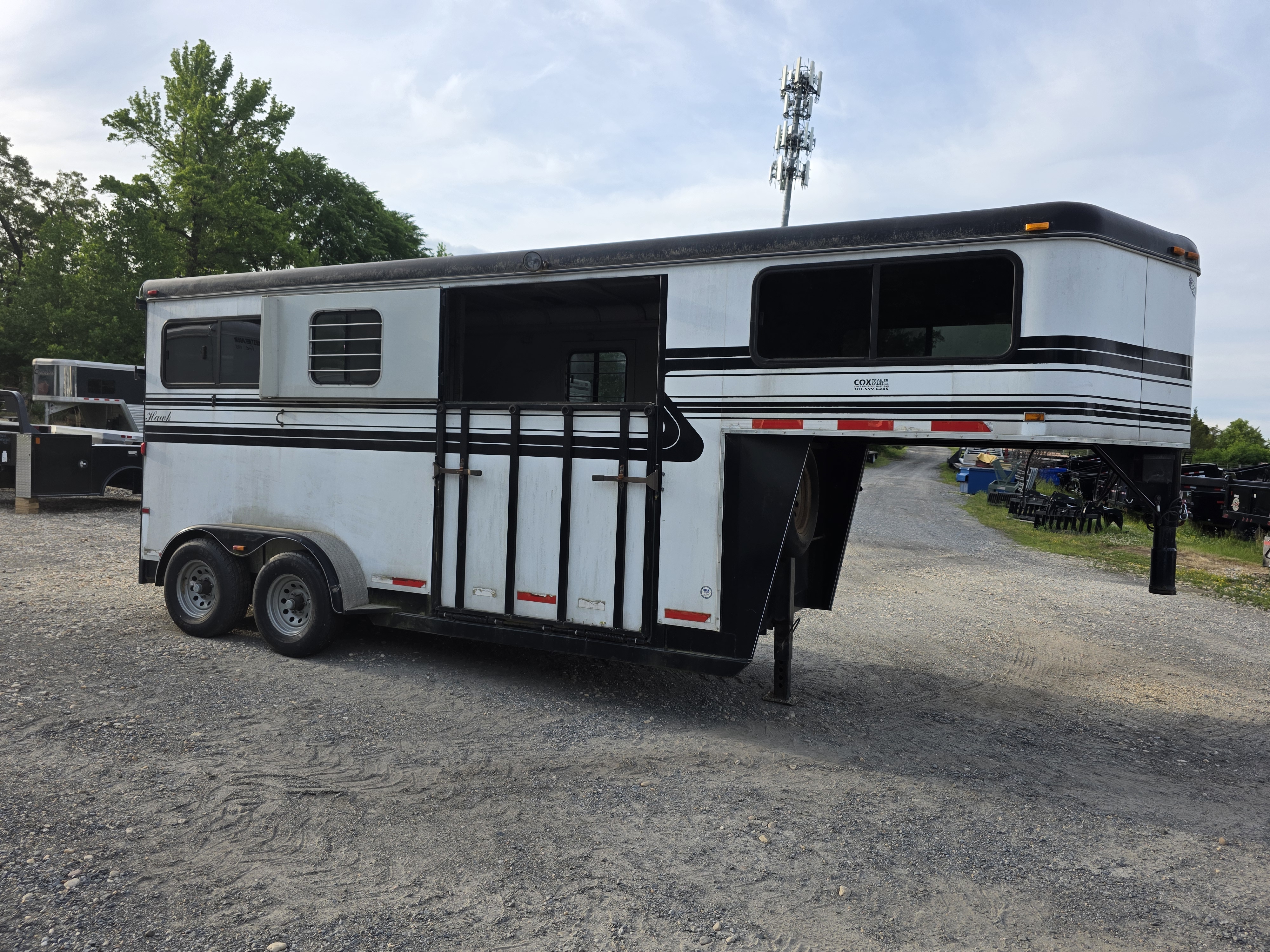 Used 2005 Hawk 2h gn side unload Horse Trailer