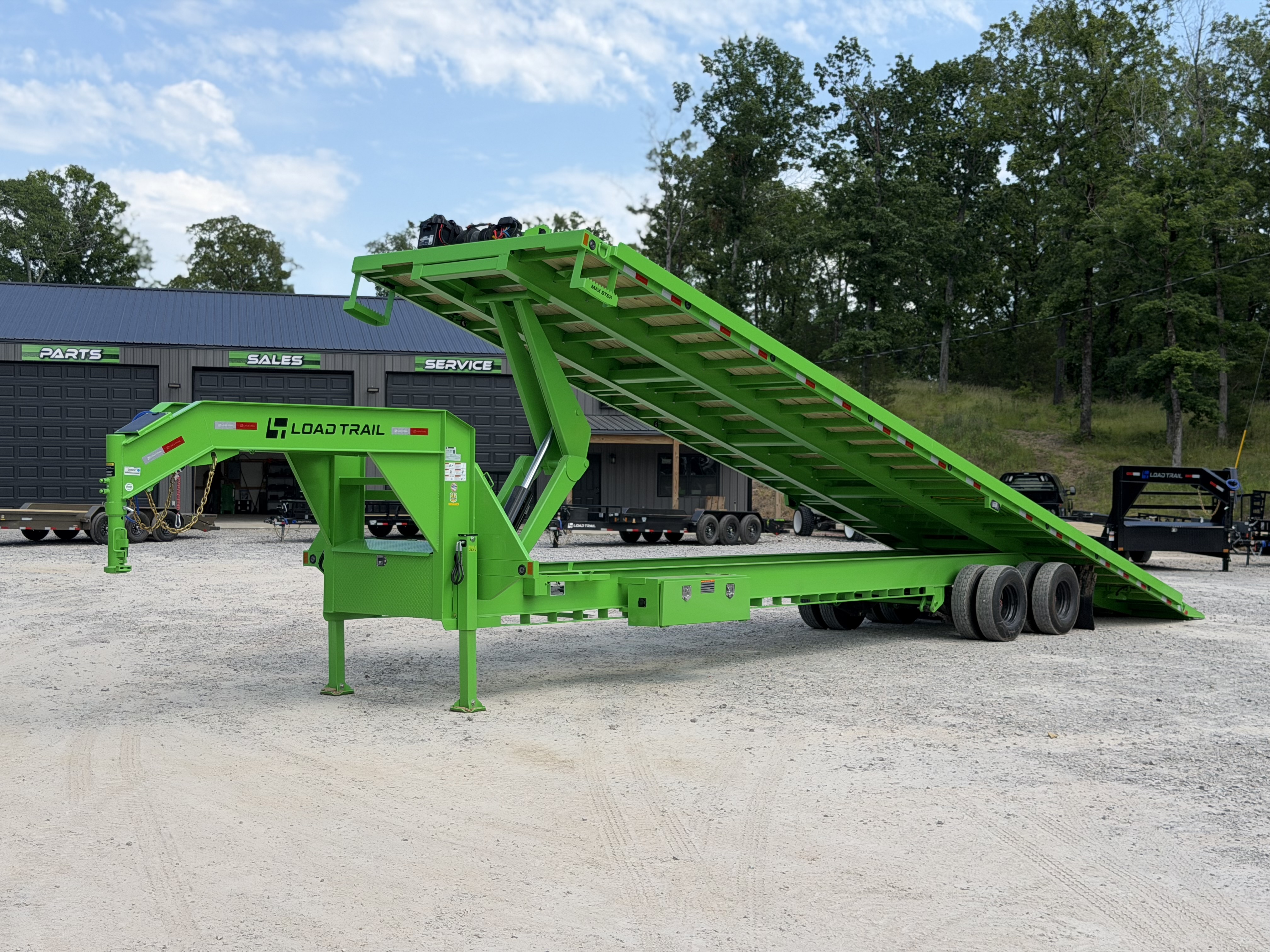 New 2026 Load Trail GT 102X40 25.9K GVWR 18K WINCH EXTENDED RUB RAIL HYDRUALIC JACKS WIRELESS REMOTE Tilt Trailer