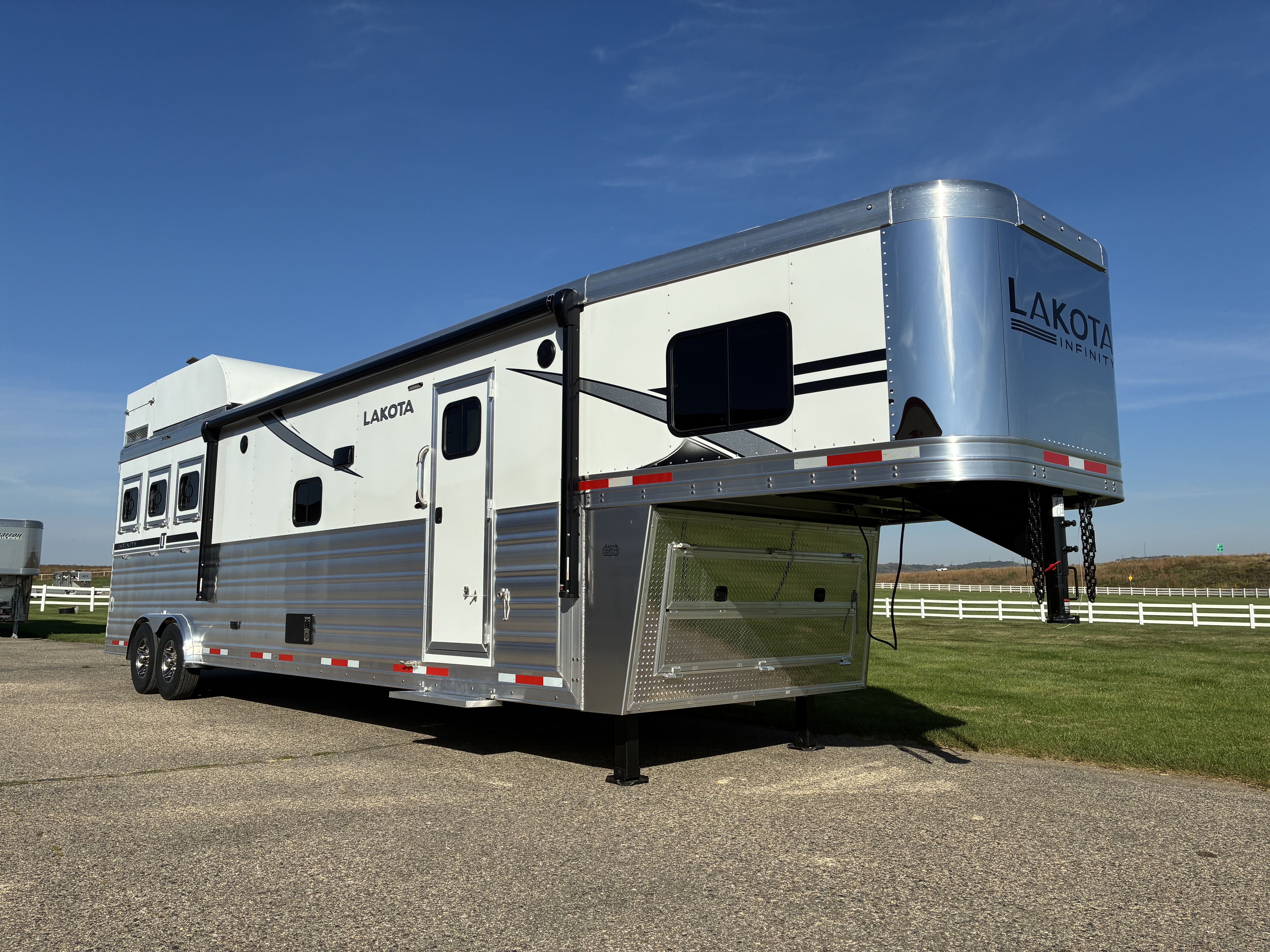 New 2026 Lakota IN8315SR 3H 15' LQ Horse Trailer
