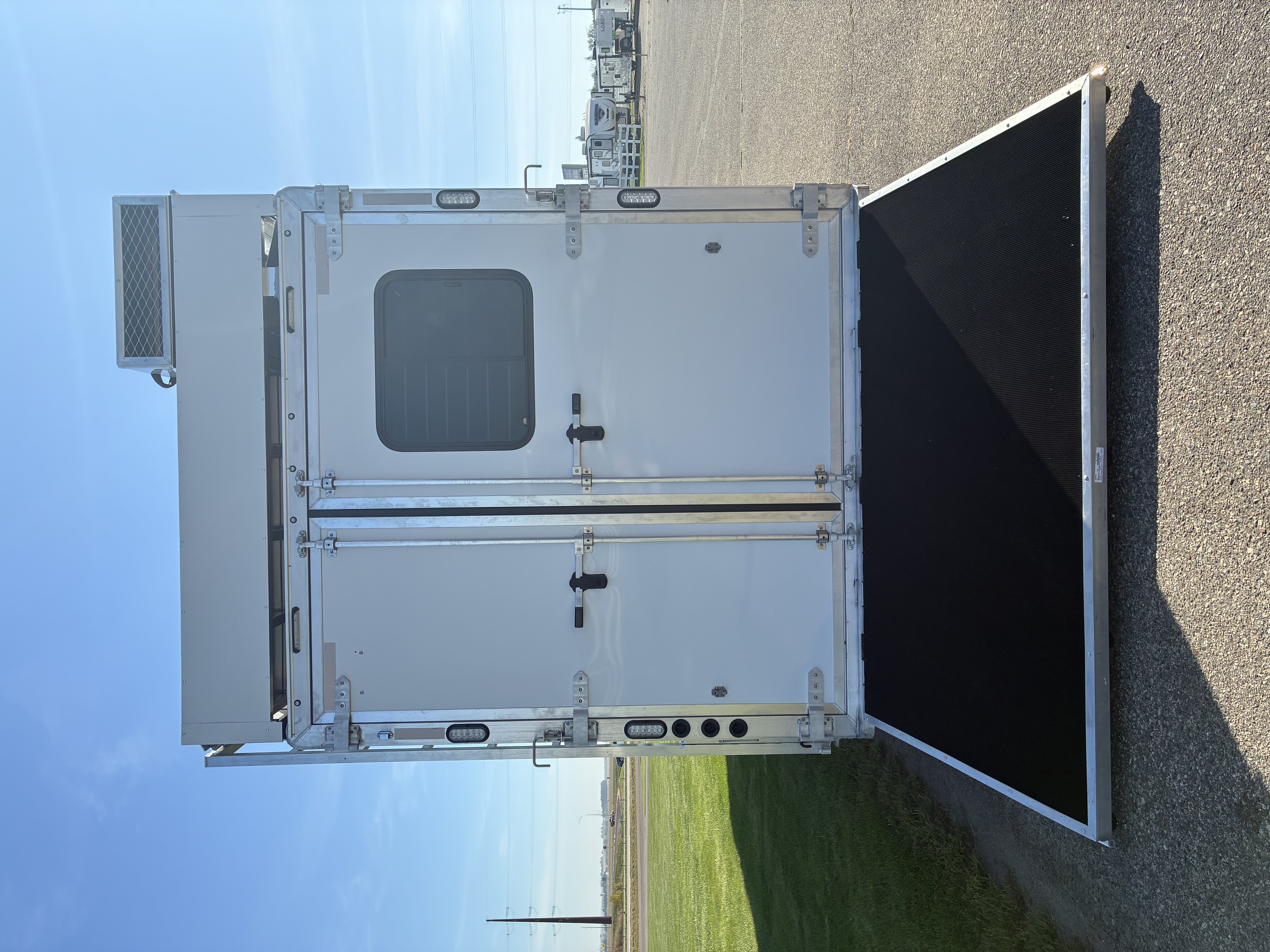 New 2026 Lakota IN8315SR 3H 15' LQ Horse Trailer