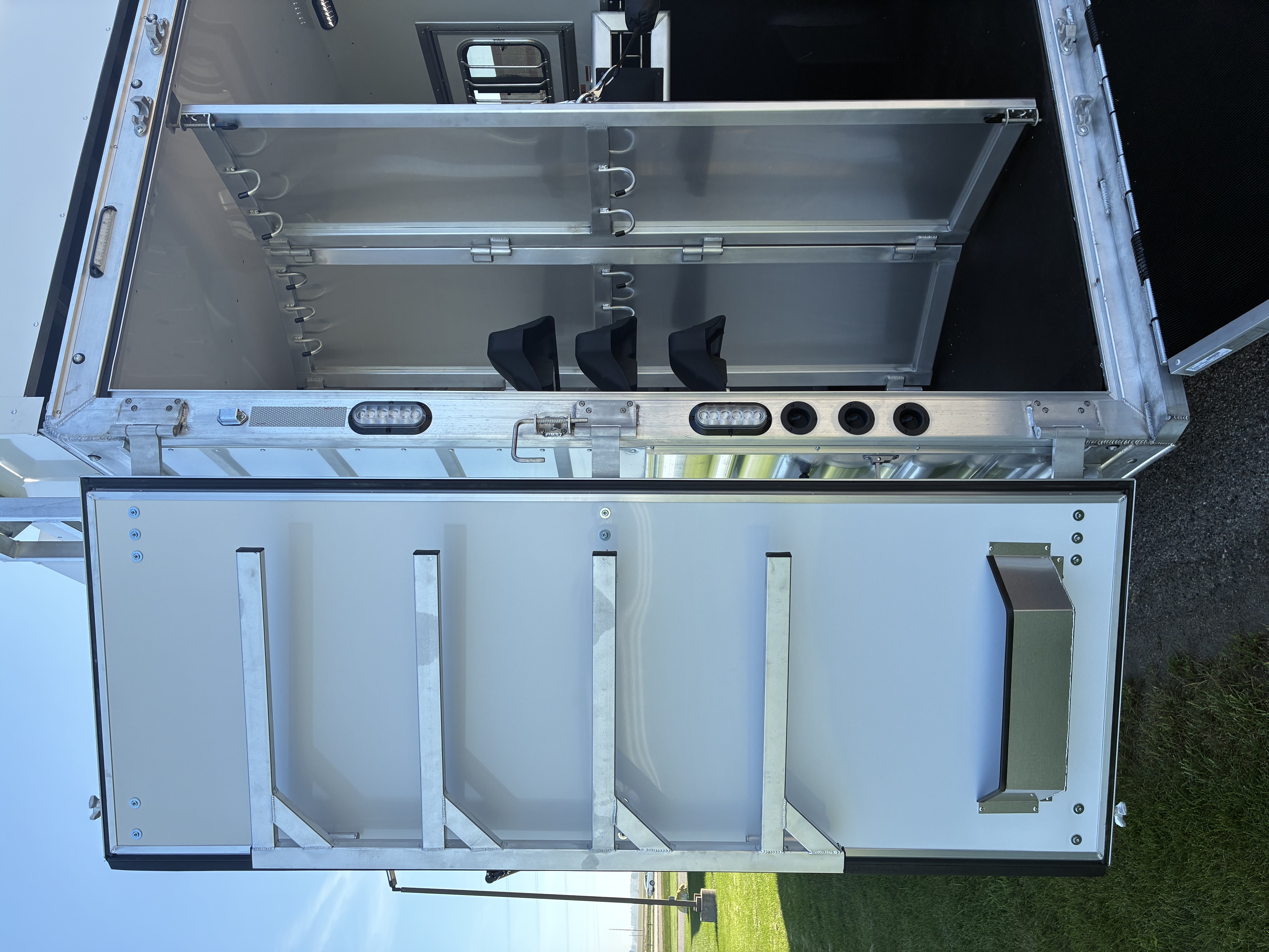 New 2026 Lakota IN8315SR 3H 15' LQ Horse Trailer