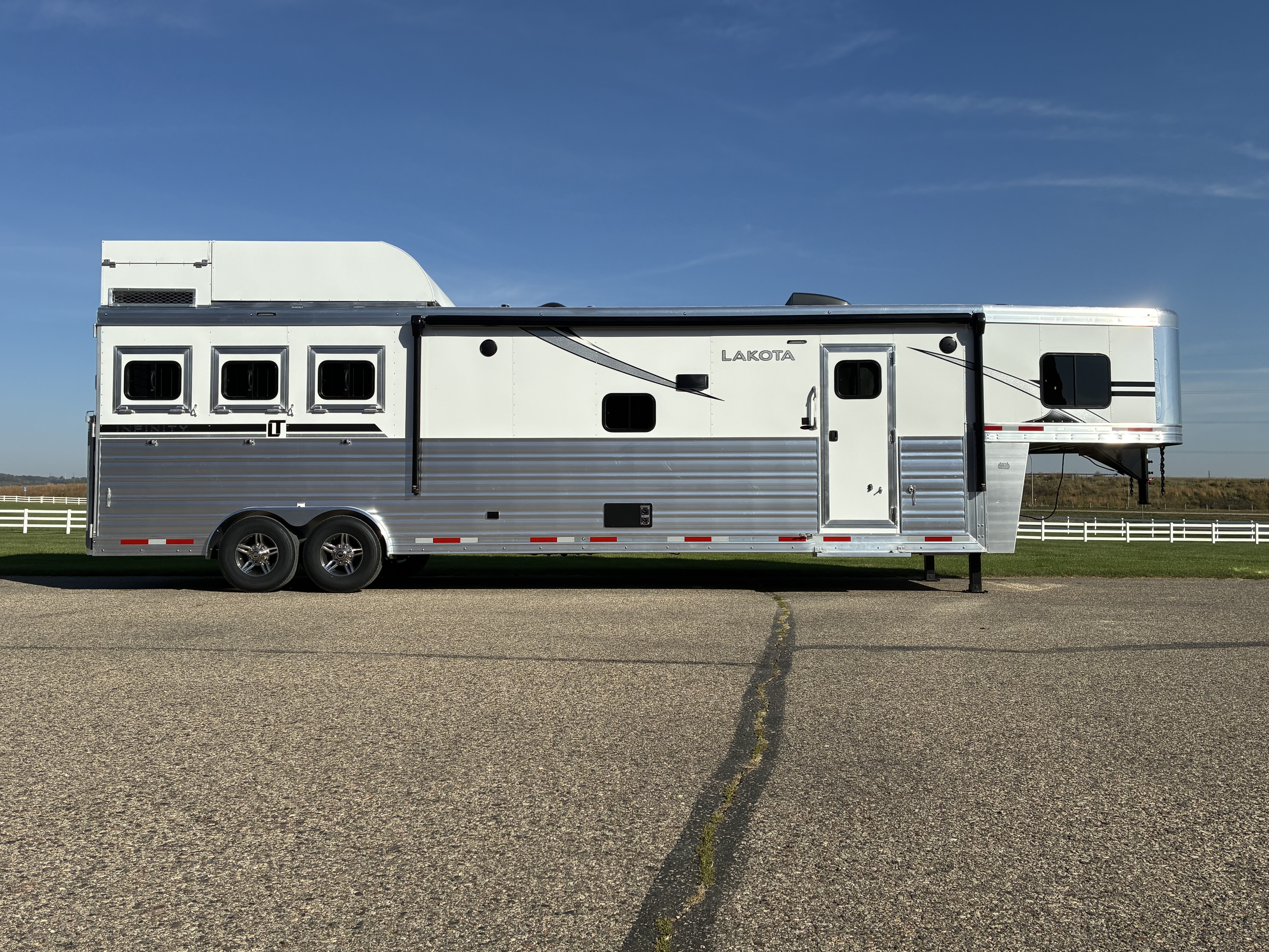 New 2026 Lakota IN8315SR 3H 15' LQ Horse Trailer