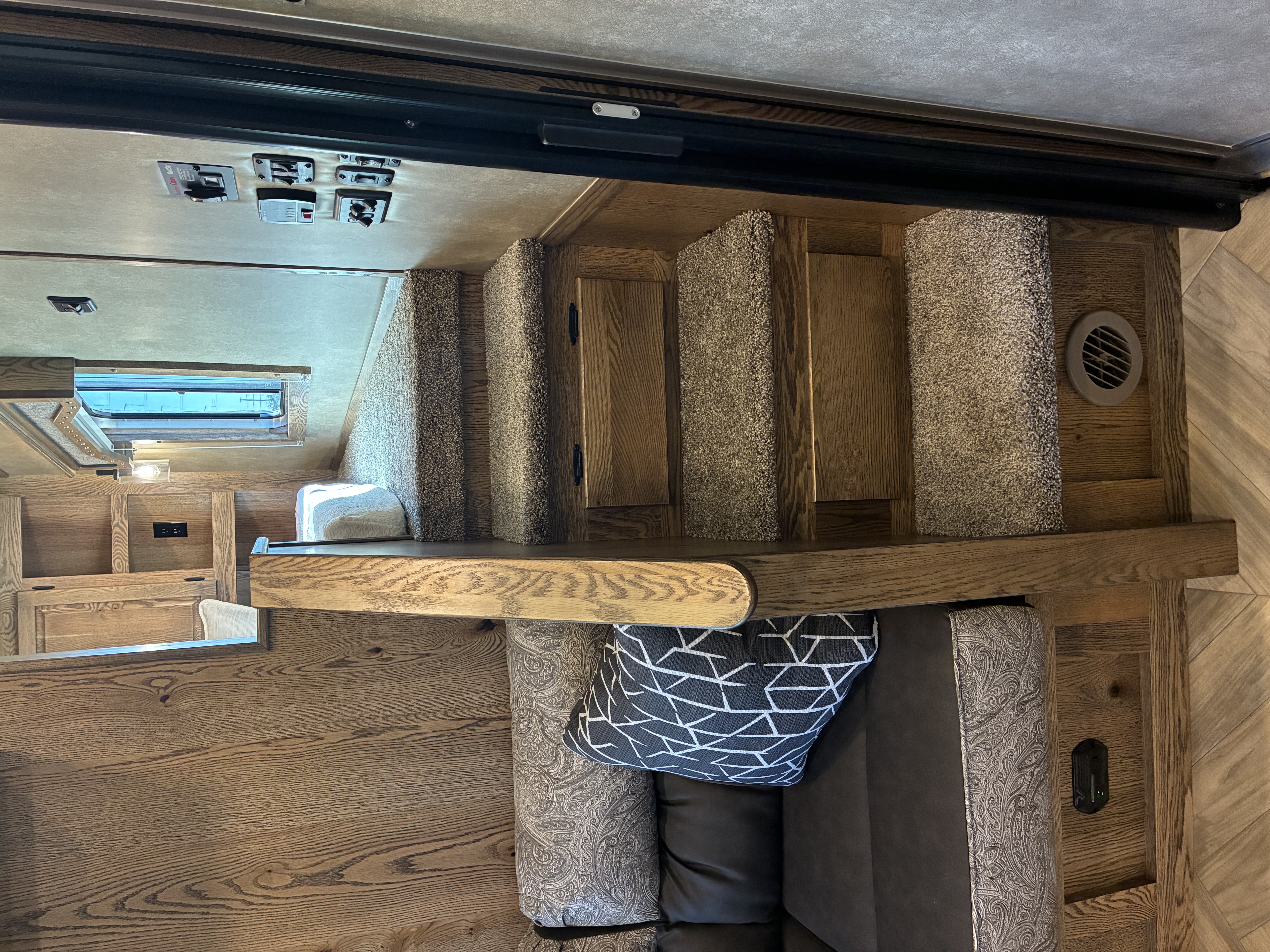 New 2026 Lakota IN8315SR 3H 15' LQ Horse Trailer