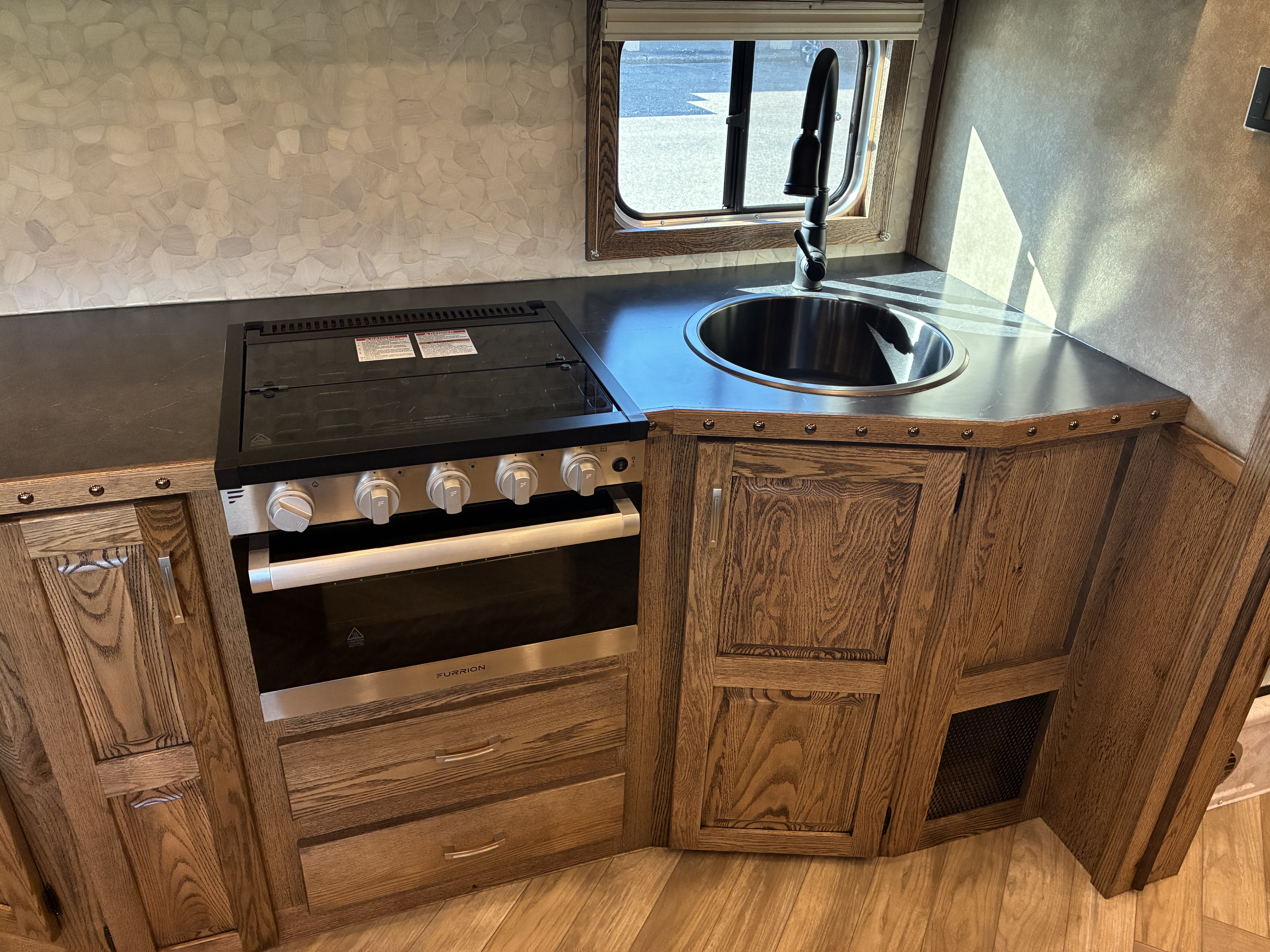 New 2026 Lakota IN8315SR 3H 15' LQ Horse Trailer