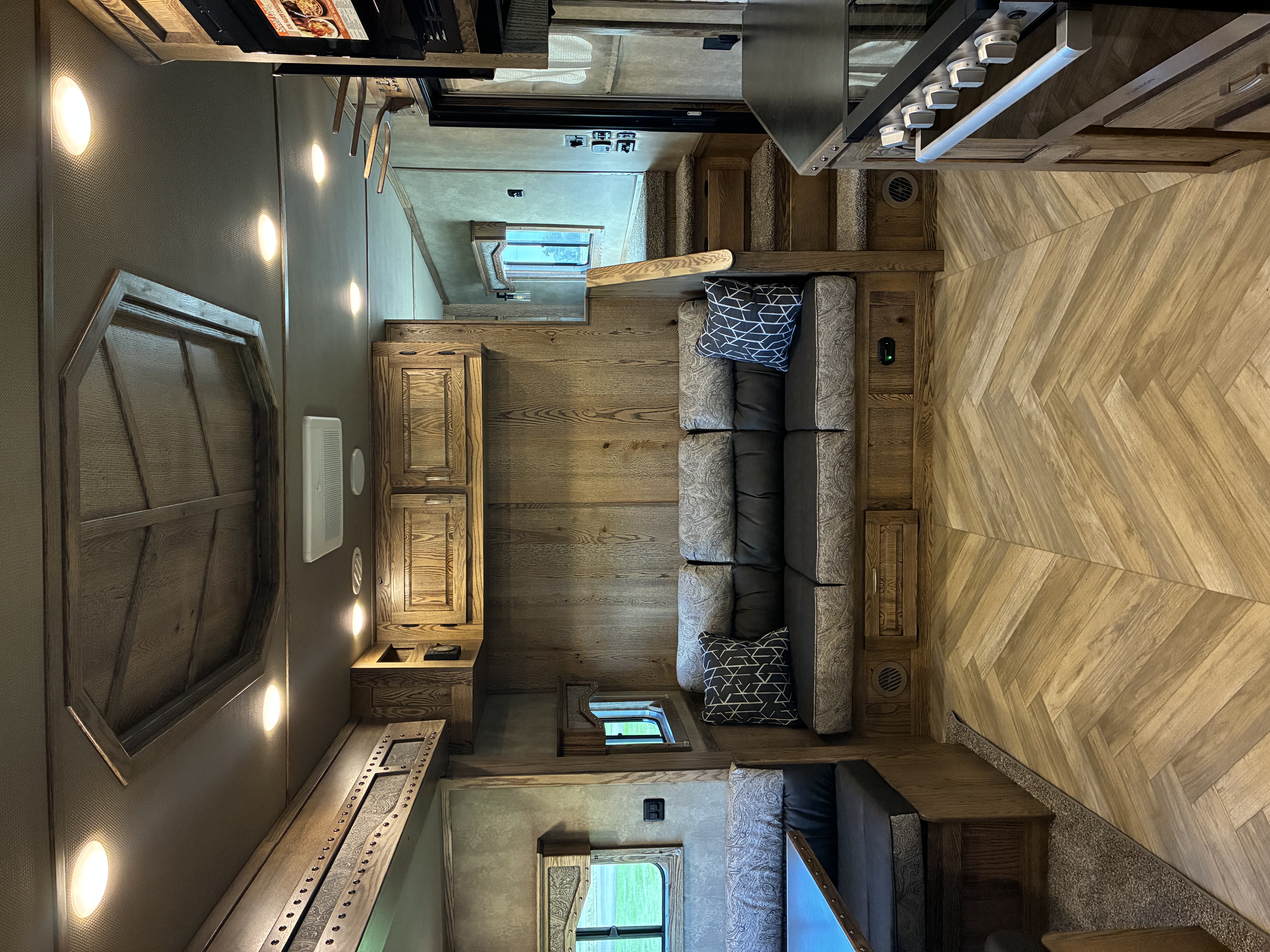 New 2026 Lakota IN8315SR 3H 15' LQ Horse Trailer